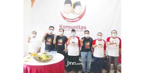 FOTO BERSAMA— Jajaran Komunitas Jokowi-Prabowo atau Jok-Pro 2024 melakukan sesi foto bersama setelah pemotongan tumpeng, Sabtu (19/6).