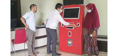 PENGGUNAAN MESIN ADM— Kepala Dinas Kependudukan dan Pencatatan Sipil  Padangpariaman, Muhammad Fadhly, mempraktekkan penggunaan mesin ADM.