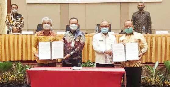 BERSAMA—Kepala Kejati Sumbar, Anwarudin Sulistyono bersama Deputi Direktur Wilayah BPJS Ketenagakerjaan Sumbar-Riau, Pepen S Almas saat Sosialisasi Implementasi Instruksi Presiden Nomor 2 Tahun 2021 serta Monitoring dan Evaluasi BPJS Ketenagakerjaan, di Padang.