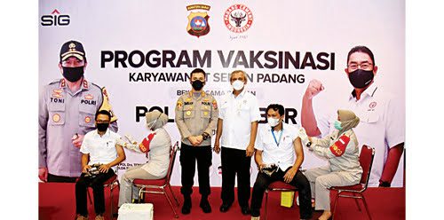 VAKSINASI KARYAWAN— Kapolresta Padang Kombes Pol. Imran Amir, S.I.K., M.H,  dan Direktur Operasi PT Semen Padang Asri Mukhtar (tengah) menyaksikan kegiatan vaksinasi karyawan PT Semen Padang di Gedung Serba Guna, Rabu (23/6)