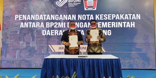 Pertama di Sumatera, Padang Jalin MoU dengan BP2MI 1 KERJA SAMA— Wali Kota Padang Hendri Septa melakukan penandatangan nota kesepahaman (Mou) dengan dengan Kepala BP2MI Benny Rhamdani, di Auala KH Abdurahman Wahid BP2MI, Jakarta, Kamis sore (10/6).