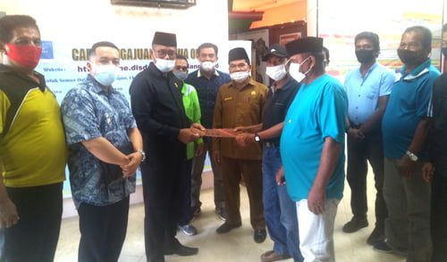 PENYERAHAN SURAT— Ketua DPRD Padang Syafrial Kani menyerahkan surat kesepakatan dan tanah yang telah ditandatangani masyarakat serta niniak mamak Kelurahan Padang Sarai kepada Kakemenag Kota Padang Marjanis, disaksikan Ketua LPM Padang Sarai Rafimansyah, Niniak Mamak Kelurahan Padang Sarai Syafri Tanjuang, Senin (31/5).