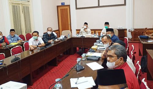 PIMPIN RAPAT—Gubernur Sumatera Barat Mahyeldi Ansharullah pimpin rapat pembahasan penanganan permasalahan dan penertiban aktivitas pertambangan di lokasi ruas jalan Lubuk Selasih - Surian, di ruang rapat Istana Gubernur, Minggu pagi (30/5).