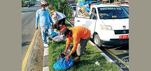 MEDIAN JALAN— Median jalan kerap menjadi lokasi pembuangan sampah warga, termasuk di Kota Padang. Pemko Padang meminta warga memvideokan pembuang sampah di lokasi ini.