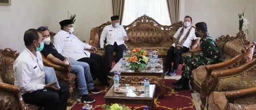 Menteri KP Inginkan Sumbar, Kembangkan Kampung Perikanan Skala Besar 1 SAMBUT KEDATANGAN MENTERI— Menteri Kementerian Kelautan dan Perikanan (KP) Sakti Wahyu Trenggono disambut Gubernur Sumbar Mahyeldi Ansharullah, Danlantamal II Padang Laksamana Pertama TNI Hargianto, Bupati Padangpariaman Suhatri Bur dan Kepala DKP Sumbar Yosmeri saat tiba di BIM, Rabu (2/6).