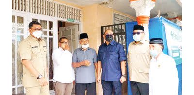 BERSAMA MAK KATIK—  Anggota DPR RI Andre Rosiade bersama budayawan Minangkabau Mak Katik dalam pertemuan singkat di Singgalang, Kabupaten Tanahdatar, pekan lalu.