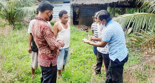 TEMUKAN SABU— Polisi menemukan tujuh paket sabu setelah menggeledah tubuh pelaku Parmin saat ditangkap di Kecamatan Koto Balingka, Kabupaten Pasbar.