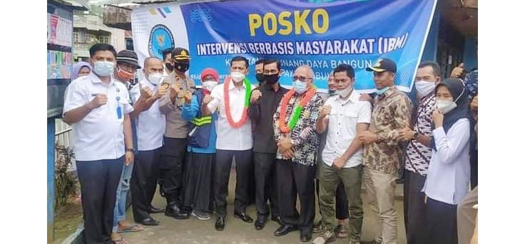 FOTO BERSAMA— Para penerima penghargaan P4GN usai acara dilanjutkan dengan foto bersama.