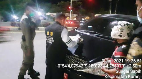 Kepergok Buang Sampah Sembarangan di Kota Padang, Warga Diberi Surat Diteguran 1 DIBERI TEGURAN— Tim Penegak Hukum DLH Kota Padang bersama Satpol PP memberi surat teguran kepada pelaku pembuang sampah sembarangan disejumlah TPS liar, Kamis (10/6).