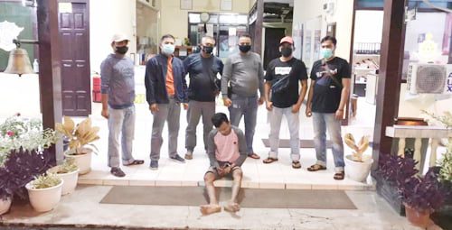 London Bantu Teman Curi Kotak Amal di Masjid Ukuwah Muhammadiyah Pasar Simpang Haru 1 PENCURI— Pelaku Farel Fidoza alias London (32) ditangkap jajaran Polsek Padang Timur atas kasus pencurian kotak amal masjid.