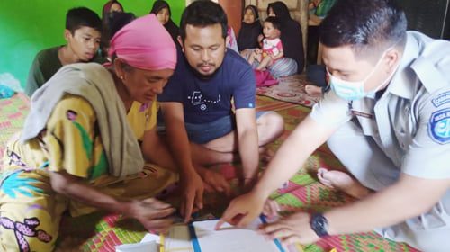 petugas jasa raharja solok serahkan santunan 1024x768 1 Copy