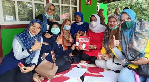 FOTO BERSAMA—Ketua  TP PKK Padangpariaman Yusrita Suhatri Bur usai kegiatan foto bersama.