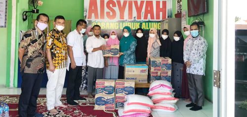 SERAHKAN BANTUAN— Ketua TP-PKK Padangpariaman, Ny Yusrita Suhatri Bur bersama Kepala Dinsos P3A serahkan bantuan untuk panti asuhan.