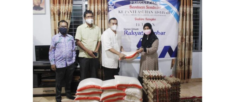 SERAHKAN BANTUAN—General Manager sekaligus Pemred Rakyat Sumbar, Firdaus Abie menyerahkan bantuan sembako ke Panti Asuhan Aisyiyah Cabang Ampang.