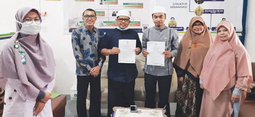 TEKEN KERJA SAMA — BPW Ar Risalah usai melakukan MoU kerja sama pembangunan masjid dan kelas SMP IT Iqra, Tanjung Harapan, Kota Solok, Sabtu (29/5) lalu.