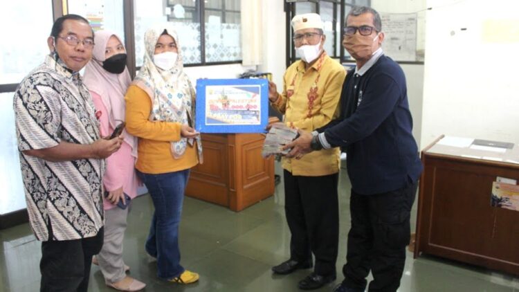 Disdipora Kota Pariaman Serahkan Bantuan Palestina Rp44 Juta 1 BANTUAN—Disdikpora saat serahkan bantuan untuk Palestina.