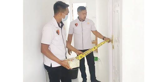 Pengasuh Pesantren DPO, Terkait Kasus Sodomi 3 Santri, Pelaku Diduga Kabur ke Luar Sumbar 1 PASANG GARIS POLISI— Penyidik Polres Solok Arosuka memasang garis polisi di salah satu kamar di Pondok Pesantren M Natsir, Alahan Panjang, yang menjadi TKP sodomi.