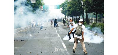 RICUH—Terjadi kericuhan saat polisi memblokade massa pendukung Habib Rizieq Shihab (HRS) di kawasan I Gusti Ngurah Rai yang akan menuju Pengadilan Negeri (PN) Jakarta Timur, Kamis (24/6).