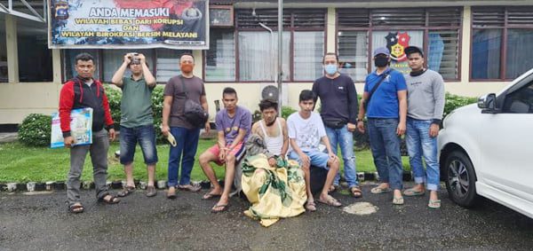 Lawan Polisi Pakai Pisau, Spesialis Pencuri Rumah Dihadiahi Timah Panas di Nagari Pakandangan, Kecamatan Enam Lingkung 1 SPESIALIS PENCURI— Pelaku DN yang merupakan spesialis pencuri rumah diamankan di Polsek Lubuk Alunng bersama dua orang penadah barang hasil curian.