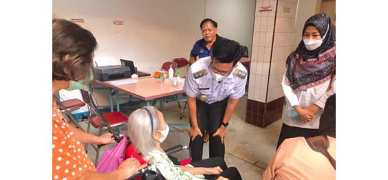 Bersama 6 Kota di Sumbar, Payakumbuh Zona Kuning 1 VAKSINASI LANSIA—Wako Payakumbuh Erwin Yunaz saat meninjau vaksinasi lansia di di Kota Payakumbuh, beberapa waktu lalu.