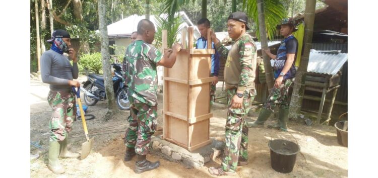 Satgas Bangun Tugu TMMD/N ke-111 Kodim 0306/50 1 BANGUN TUGU— Anggota Satgas membangun tugu TMMD/N ke 111 tahun 2021 Kodim 0306/50 Kota di titik nol lokasi.