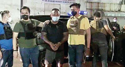 TANGKAP— Petugas gabungan Polres Metro Jakarta Barat dan Polsek Metro Tamansari menangkap salah satu pelaku penembakan yang terjadi Tamansari di salah satu kontrakan kawasan Tebet, Jakarta Selatan, Selasa (22/6)