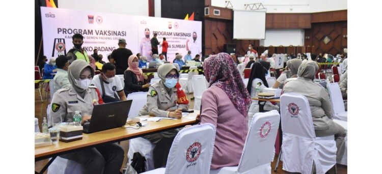 Dukung Vaksinasi Massal Pemerintah, Semen Padang Fasilitasi Istri Karyawan untuk Vaksin 1 vaksinasi MASSAL— Tidak hanya karyawan Semen Padang Group, PT SP juga menggelar vaksinasi untuk istri karyawan yang digelar bersamaan dengan insan Semen Padang Group yang berasal dari Anak Perusahaan Lembaga Penunjang (APLP) & Afiliasi, di Gedung Serba Guna Semen Padang, Sabtu (26/6).