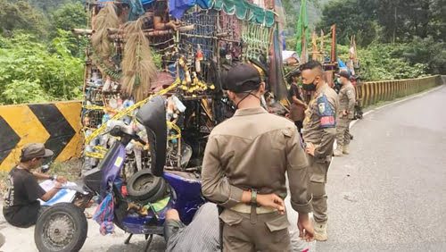 Ganggu Kenyamanan Penggguna Jalan di Kopel Bukit Berbunga, Kelurahan Silaing Bawah, Pol PP Tertibkan Vespa Extreme 1 Satuan Polisi Pamong Praja dan Pemadam Kebakaran langsung ambil tindakan terhadap konvoi Vespa Extreme yang berada di Kopel Bukit Berbunga.