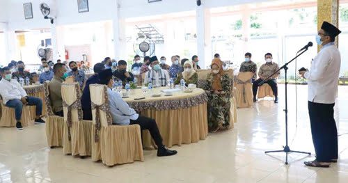 COFFEE MORNING— Wali Kota Padang Hendri Septa saat coffee morning dalam rangka mempererat ukhuwah Islamiah dengan para pelaku usaha, di Palanta Wali Kota Padang, Jumat (18/6).