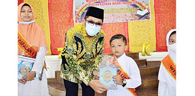 WISUDA— Wako Hendri Septa saat menghadiri wisuda iqra, wisuda tahfiz Alquran, dan perpisahan murid TK/Raudhatul Anfal (RA) dan SMP Adzikra di Palanta Kediaman Resmi Wali Kota Padang, Minggu pagi (20/6).