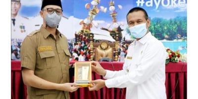Piaman Terbaik dalam Penanganan Vaksin,Wako Bukittinggi Studi Banding Covid-19 1 CENDERA MATA— Wali Kota Pariaman Genius Umar serahkan cendara mata kepada Wako Buktiinggi Erman Safar.
