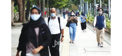 Lebih dari 50 Ribu Warga di Jakarta Saat Ini Terpapar Covid-19 1 PAKAI MASKER—Warga berjalan kaki di salahsatu jalan di Jakarta ini sedang lamemakai masker mewaspadai ancaman Covid-19.
