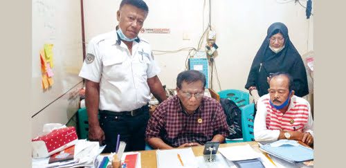 Uang Biaya Diklat Selangit, 120 TKBM se Indonesia Heboh 1 ZOOM MEETING— Sekretaris Koperbam Nursal Uce M, SH, didampingi Usman Z dan dua orang staf sedang melakukan zoom meeting dengan Ketua Inkop Indonesia.