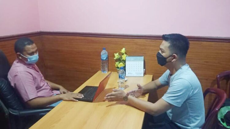 Prostitusi Online LGBT Terbongkar di Kota Padang, Pelajar SMP Dijual kepada Lelaki Gay, Pasang Tarif hingga Rp 1 juta, Pelanggannya Abang-abang hingga Om-om 1 INTEROGASI—Polisi menginterogasi HN berbaju abu-abu sebagai mucikari yang menjual pelajar SMP kepada
lelaki gay.