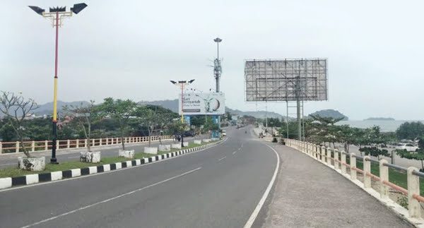 PANTAI PADANG SEPI— Sejak resmi ditutup Rabu (14/7), kawasan Pantai Padang terlihat lengang, kemarin siang. Nampak jembatan menuju kawasan Danau Cimpago yang lengang tanpa kendaraan, Rabu siang. (insert) Beberapa titik menuju pintu masuk Pantai Padang juga sudah ditutup.