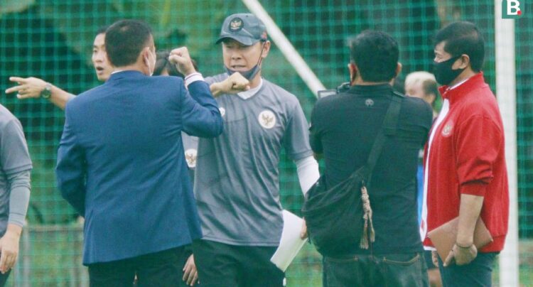 SAPA KETUA PSSI— Pelatih Timnas Indonesia, Shin Tae-yong menyapa Ketua PSSI, Mochamad Iriawan saat sesi latihan di Lapangan D Senayan, Jakarta.