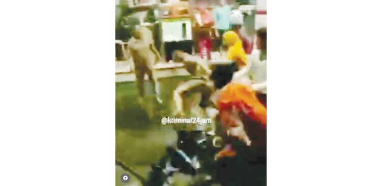 Viral, Remaja Dikeroyok di SPBU Simpang Ampek Toboh, Kampung Dalam, Padangpariaman 1 TANGKAPAN LAYAR— Video pengeroyokan terhadap remaja di SPBU Simpang Ampek Toboh, Padangpariaman yang diposting di akun Istagram.