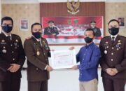 Kejari Agam Beri Penghargaan Wartawan Posmetero Padang