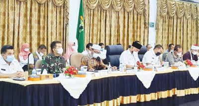 Angka Positif Covid-19 Mengkhawatirkan di Sumbar, Masyarakat Diminta Disiplin Prokes 1 Gubernur Sumbar Mahyeldi bersama Wagub Audy Joinaldy, Ketua MUI Sumbar Gusrizal Gazahar, jajaran OPD, Forkopimda Sumbar, rapat kordinasi dengan bupati dan wali kota terkait
penanganan Covid-19, pekan lalu.