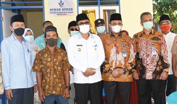 Perumda Air Minum Padang Bedah Rumah Masyarakat di Kampung Koto 1 Walikota Padang Hendri Septa bersama Dirut Perumda Air Minum Padang Hendra Pebrizal saat peresmian bedah rumah masyarakat di Kampung Koto, Kelurahan Gurun Laweh, Nanggalo
