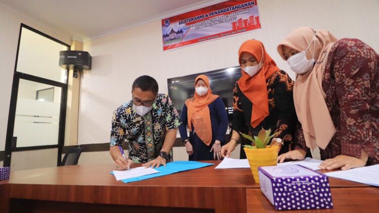 10 Parpol Terima Bantuan Keuangan Tahun 2021 di Kota Payakumbuh 1 TANDATANGAN—Sekretaris Daerah (Sekda) Kota Payakumbuh Rida Ananda tandatangani berita acara bantuan parpol.