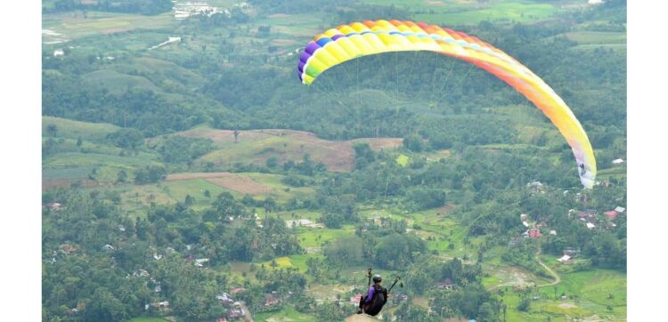 Festival Paralayang Taeh Bukik Sukses, Harumkan Nama Limapuluh Kota 1 PARALAYANG—Seorang atlet paralayang Limapuluh Kota tengah beraksi di atas spot paralayang yang ada di Limapuluh Kota.