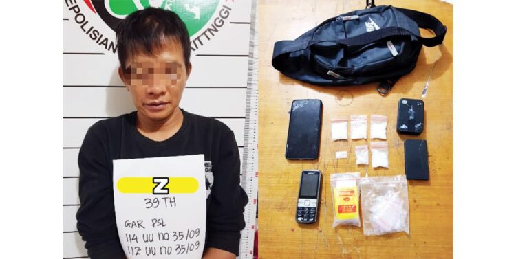 Tunggu Pembeli di SPBU Simpang Canduang, Jalan Raya Bukittinggi-Payakumbuh di Kenagarian Panampuang, Kecamatan IV Angkek Kabupaten Agam, Pengedar Kedapatan Simpan Sabu dalam Tas 1 PENGEDAR— Pelaku Z diamankan di Polres Bukittinggi dengan barang bukti empat paket sabu ukuran besar dan satu paket ukuran kecil.