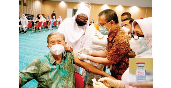 VAKSINASI BOOSTER— RSUP M Djamil menerima 3.900 dosis vaksin dan melakukan vaksinasi booster ketiga bagi seluruh civitas hospitalia, Jumat (30/7). Vaksinasi dilakukan di Poliklinik Rawat Jalan lantai III dan Auditorium lantai IV dan melibatkan sekitar 130 vaksinator.