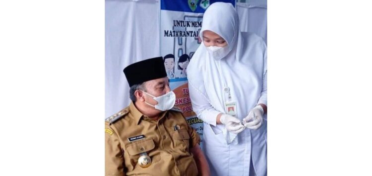 VAKSIN TAHAP II—Bupati Pasaman Benny Utama saat mengikuti program vaksinasi tahap ke ll.