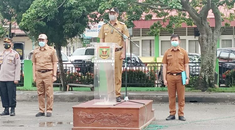 GELAR PASUKAN—Bupati Sijunjung Benny Dwifa Yuswir menggelar apel gelar pasukan Satgas Penanganan Covid-19 dalam penerapan PPKM Mikro.