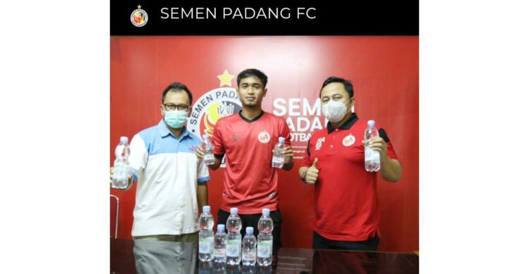 Le Minerale Sponsori Semen Padang FC 1 SPONSOR—Semen Padang FC resmi disponsori perusahaan Air Mineral Le Minerale.