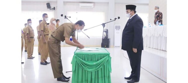 25 Wali Nagari Persiapan di Pasaman Dilantik 1 LANTIK— Bupati Pasaman Benny Utama saat melantik Wali Nagari Persiapan sebanyak 25 orang dari berbagai instansi.