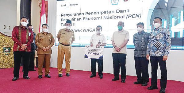DUKUNG UMKM— Gubernur Sumbar Mahyeldi menerima dana PEN 2021 untuk mendukung sektor UMKM melalui Kepala Kanwil DJPb Sumbar Heru Pudyo Nugroho disaksikan Dirut Bank Nagari M Irsyad, Ketua DPRD Sumbar Supardi dan lainnya.