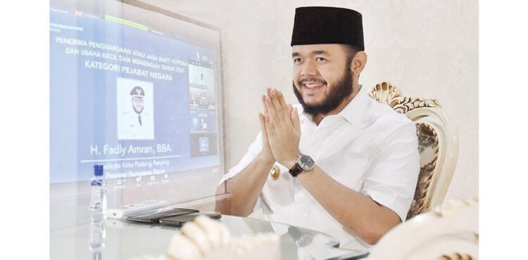 TERIMA PENGHARGAAN— Wali Kota Padangpanjang H Fadly Amran, BBA menerima penghargaan dari Menteri Koperasi dan UKM Teten Masduki, secara virtual lewat zoom meeting, Senin (12/7).